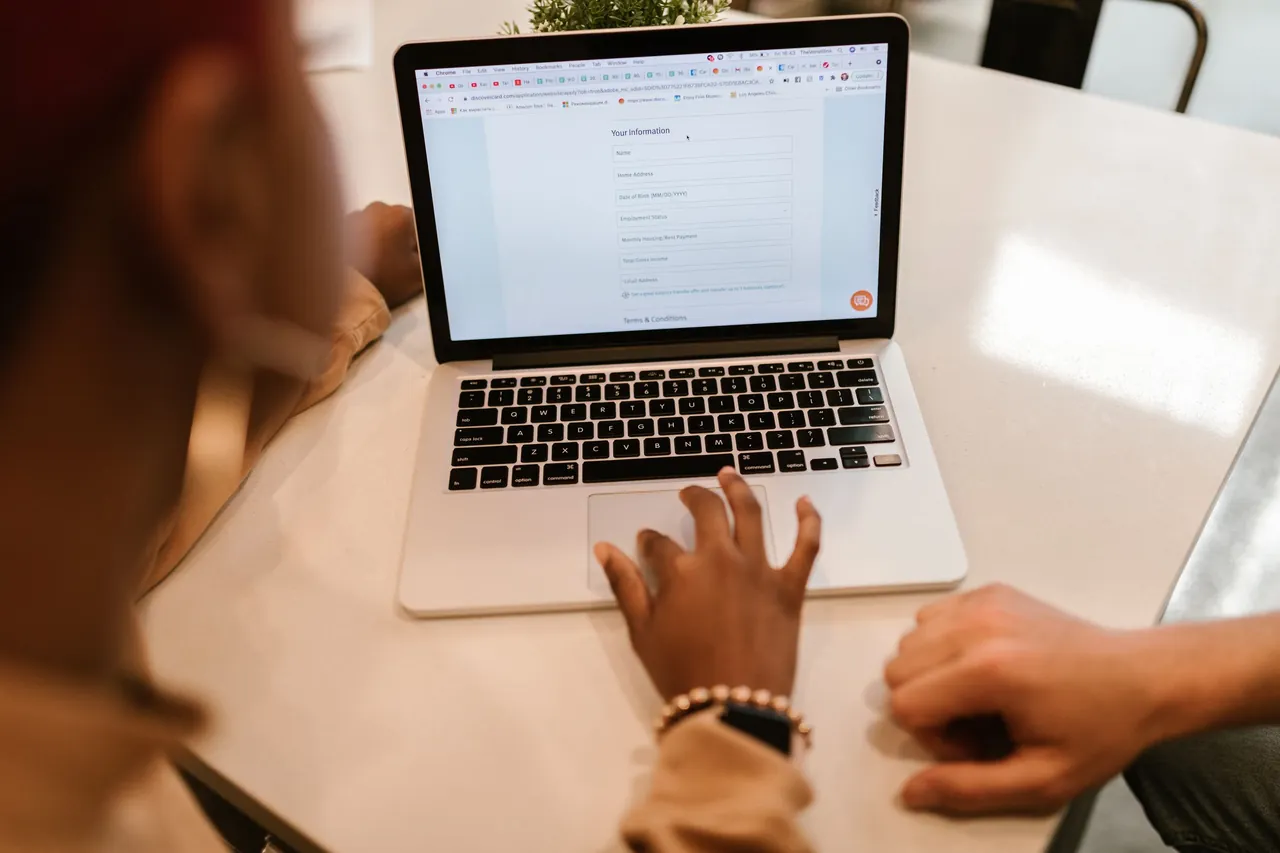 Filling in a UAE visa application online